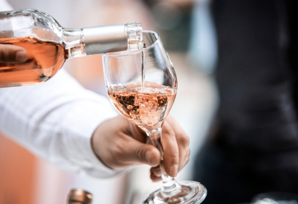 Рейтинг TOP100wines тестирует российские розовые вина накануне лета
