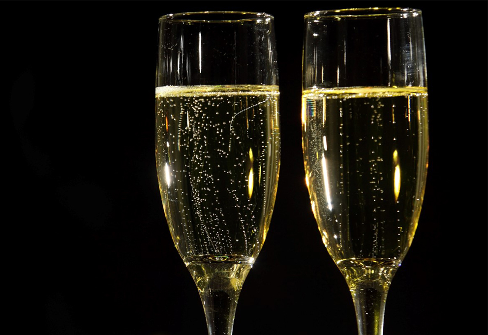 Найдена причина прямолинейной траектории пузырьков в шампанском