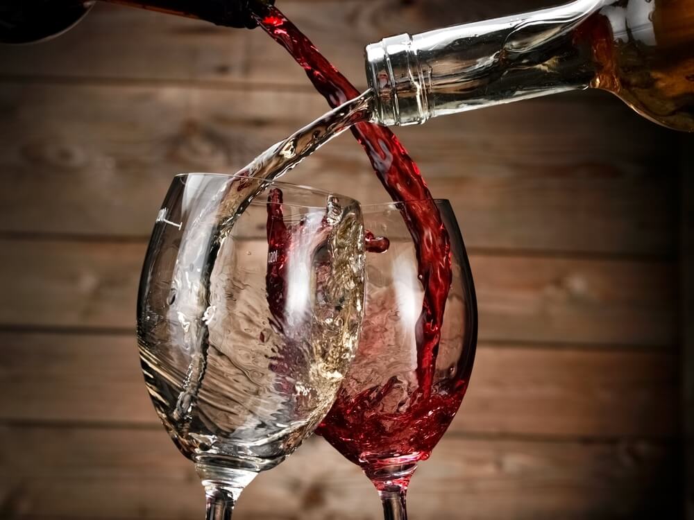 Смешивание красного и белого вина