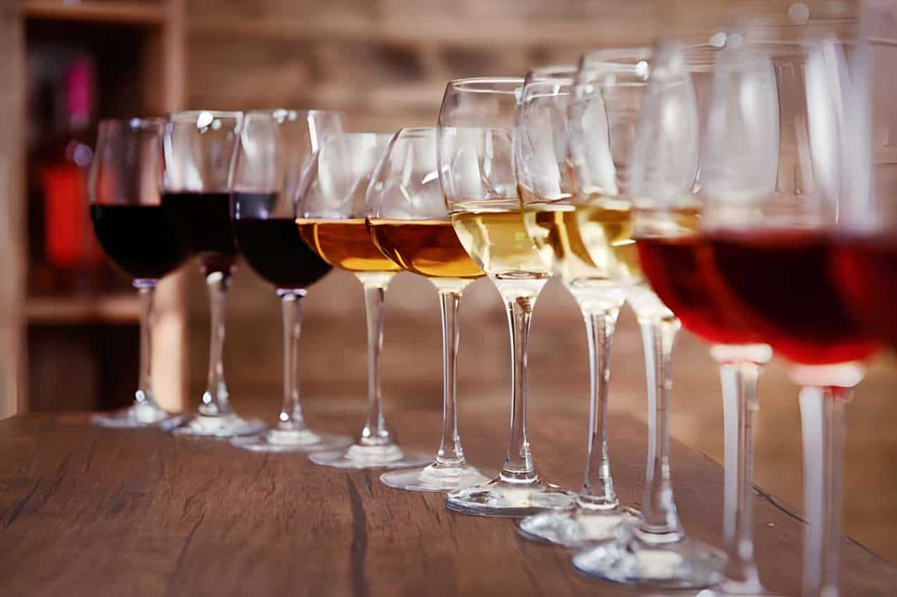 Как выбирают вино по цвету: гид по оттенкам вина