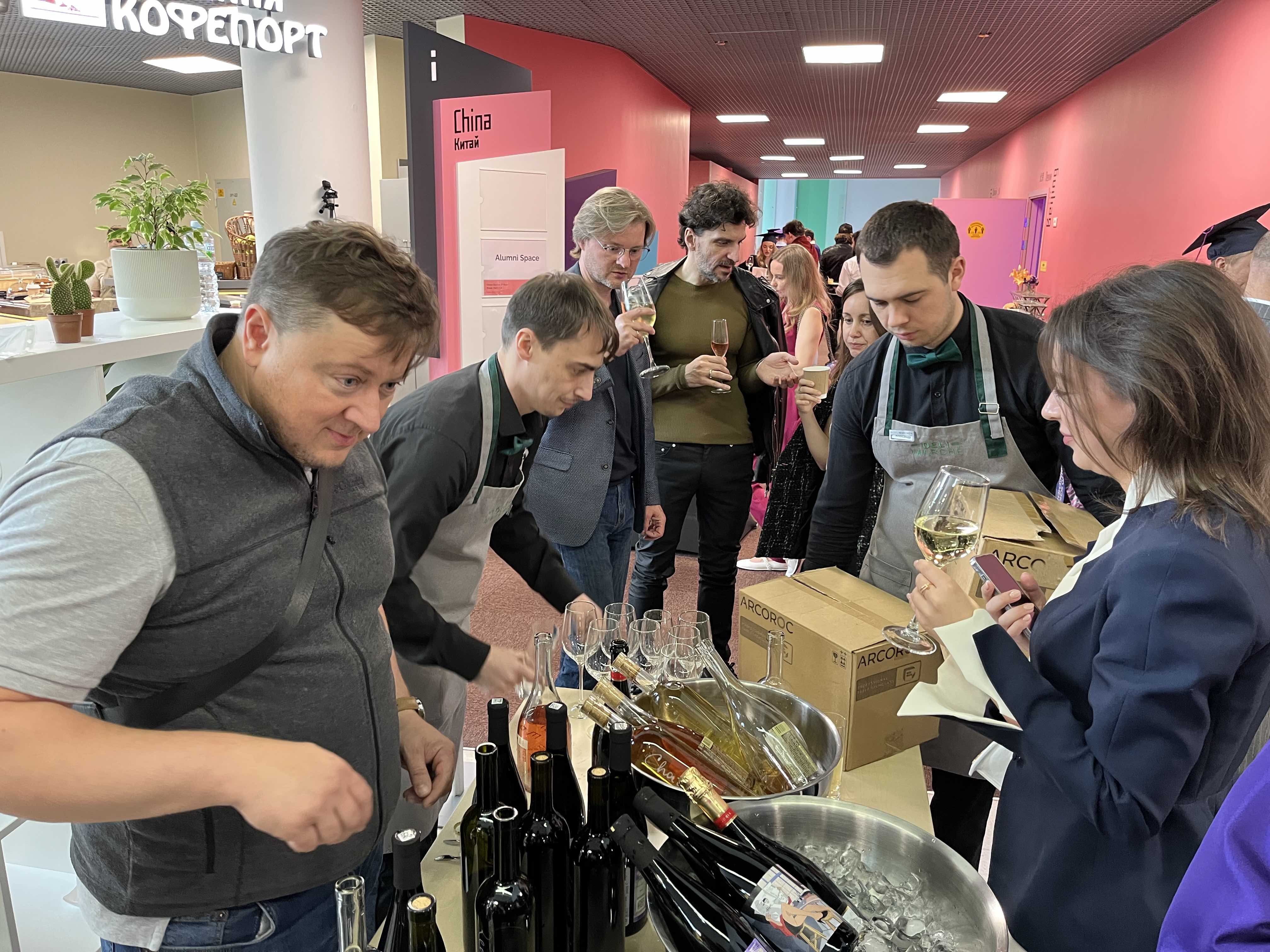Выпускники бизнес-школы Skolkovo выпили «на посошок»